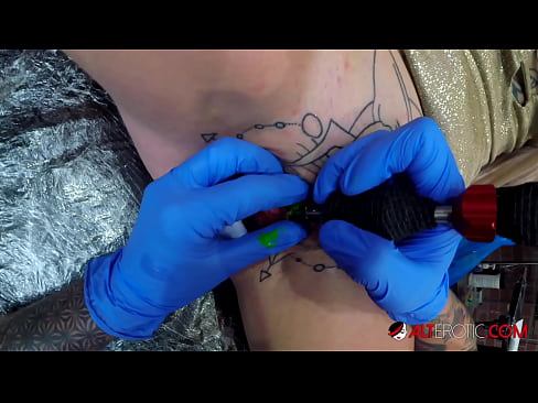 ❤️ Ekstrèmman tatoue hottie Sully Savage te fè yon tatoo sou klitoris li ❌ Videyo sèks nan ht.com-porn-hat.ru